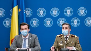 Andrei Baciu, secretar de stat în Ministerul Sănătății, și Valeriu Gheorghiță, coordonatorul campaniei de vaccinare anti-COVID, susțin o conferință de presă.