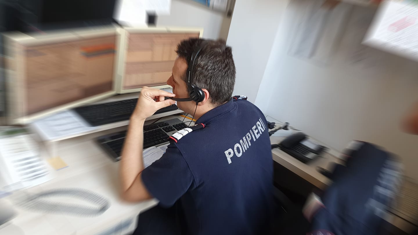 Incendiu într-un imobil din Eforie. Zeci de pompieri încearcă să stingă flăcările