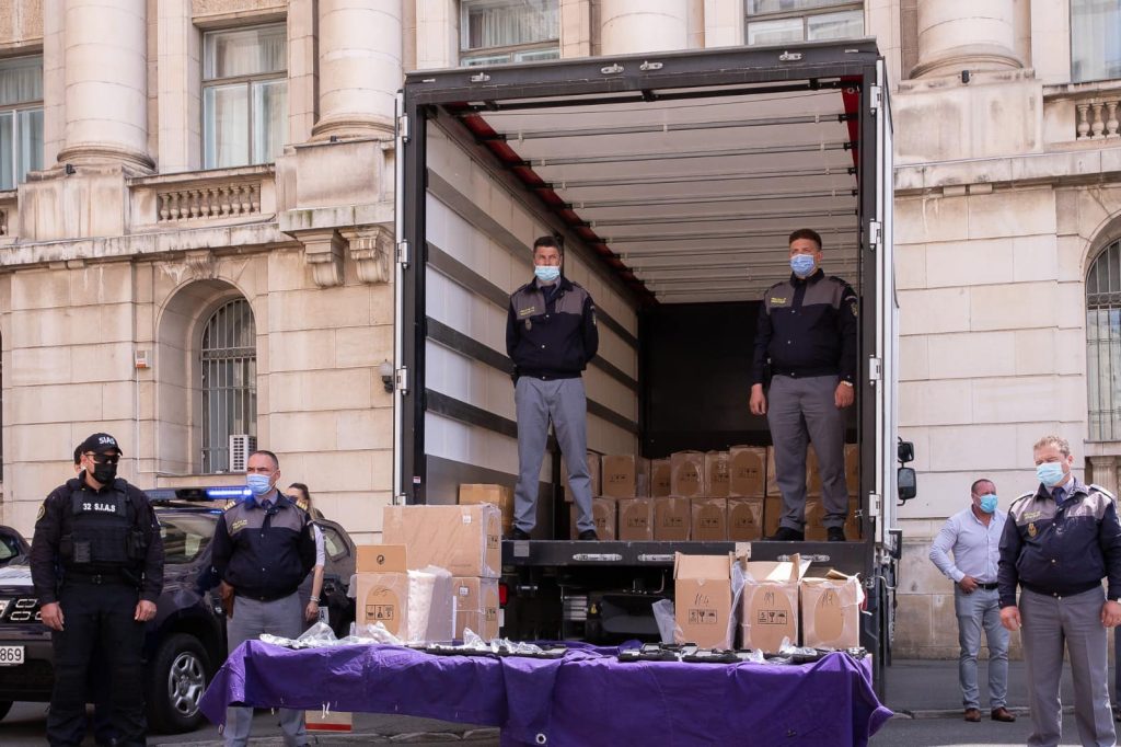 Armele confiscate au fost prezentate în fața Ministerului Afacerilor Interne. Foto: MAI