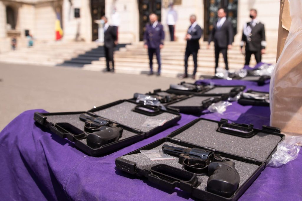 Armele confiscate au fost prezentate în fața Ministerului Afacerilor Interne. Foto: MAI