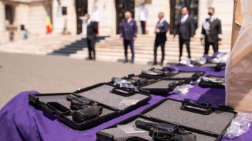 Armele confiscate au fost prezentate în fața Ministerului Afacerilor Interne. Foto: MAI