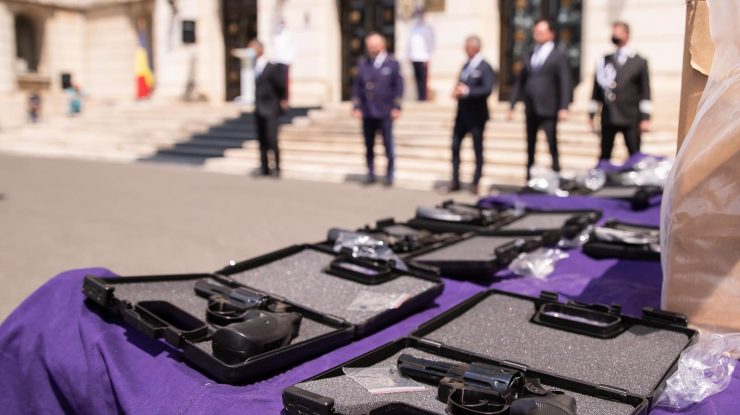 Armele confiscate au fost prezentate în fața Ministerului Afacerilor Interne. Foto: MAI