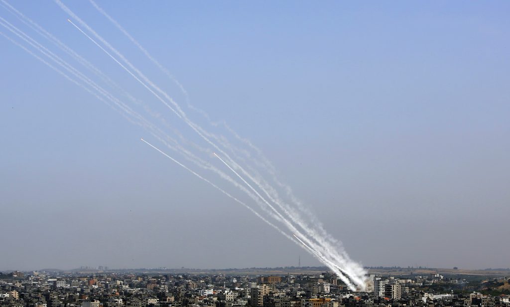 Trei civili au murit și alți 120 sunt răniți, în urma atacurilor cu rachete, lansate de gruparea Hamas asupra Israelului. Consiliul de Securitate al ONU se reunește de urgență