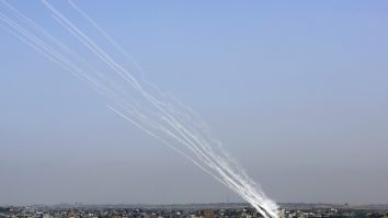 Trei civili au murit și alți 120 sunt răniți, în urma atacurilor cu rachete, lansate de gruparea Hamas asupra Israelului. Consiliul de Securitate al ONU se reunește de urgență