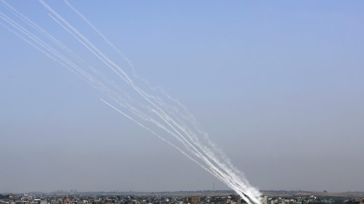 Trei civili au murit și alți 120 sunt răniți, în urma atacurilor cu rachete, lansate de gruparea Hamas asupra Israelului. Consiliul de Securitate al ONU se reunește de urgență