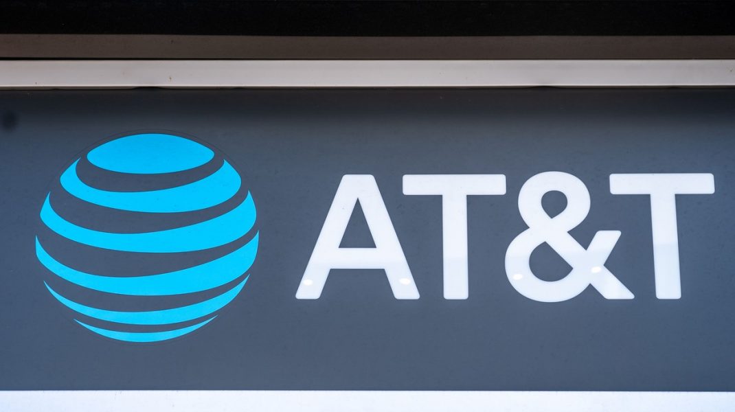 AT&T, gigantul care deţine CNN, HBO şi Warner Bros, fuzionează cu Discovery