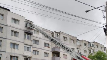 Pompierii scot cu platforma o femeie care a rămas captivă în baia din locuința sa.