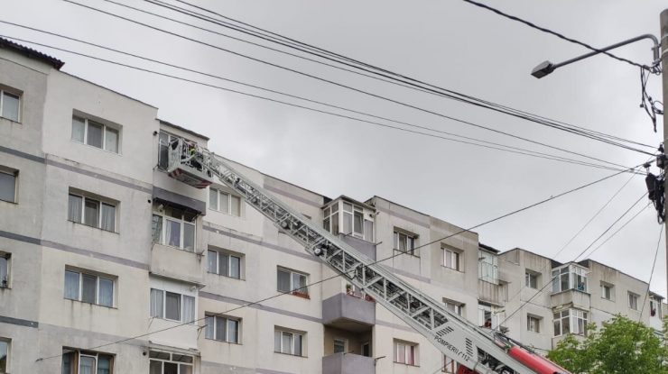 Pompierii scot cu platforma o femeie care a rămas captivă în baia din locuința sa.