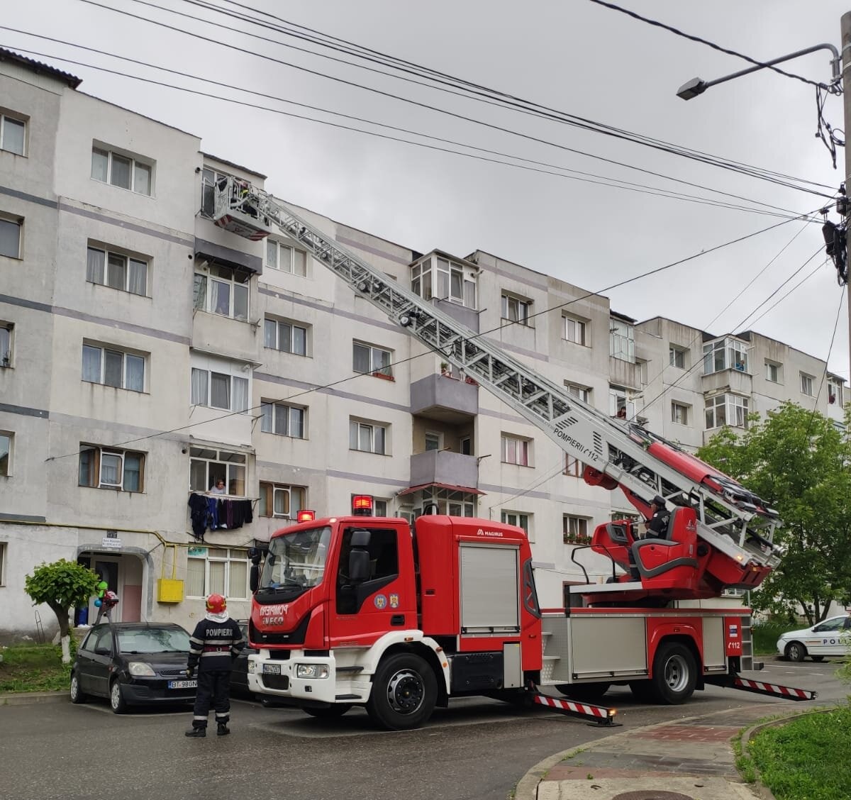 Cum au scos pompierii o femeie din Dorohoi care a rămas captivă în baia din locuința sa. FOTO