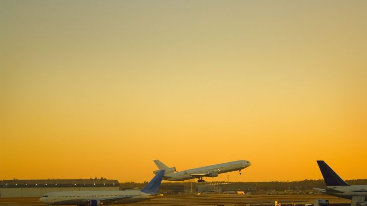 Imagini din satelit arată că aeroportul internațional din Kiev este neatins