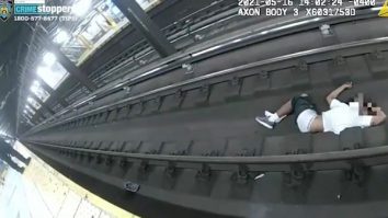Salvat de la moarte în ultima clipă de pe șinele de tren. Cum au devenit eroi doi polițiști. VIDEO