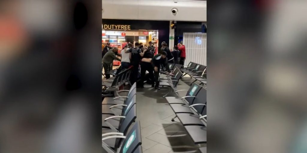 Bătaie între mai mulți români pe Aeroportul Luton. Trei oameni au ajuns la spital cu răni grave, iar 17 persoane au fost arestate. VIDEO