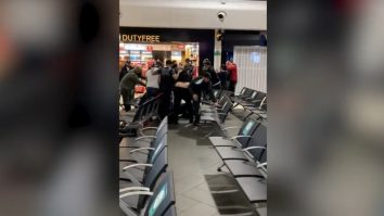 Bătaie între mai mulți români pe Aeroportul Luton. Trei oameni au ajuns la spital cu răni grave, iar 17 persoane au fost arestate. VIDEO