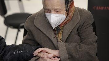 O femeie a furat vaccinul bătrânei pe care o îngrijea. Cum a păcălit personalul medical