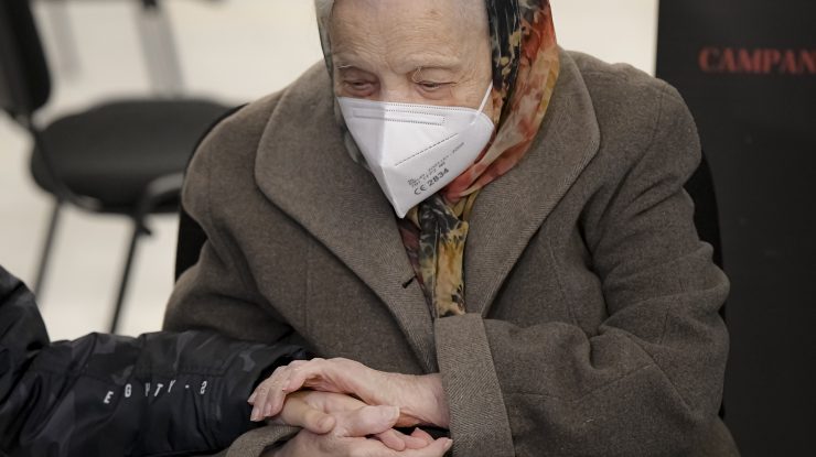 O femeie a furat vaccinul bătrânei pe care o îngrijea. Cum a păcălit personalul medical