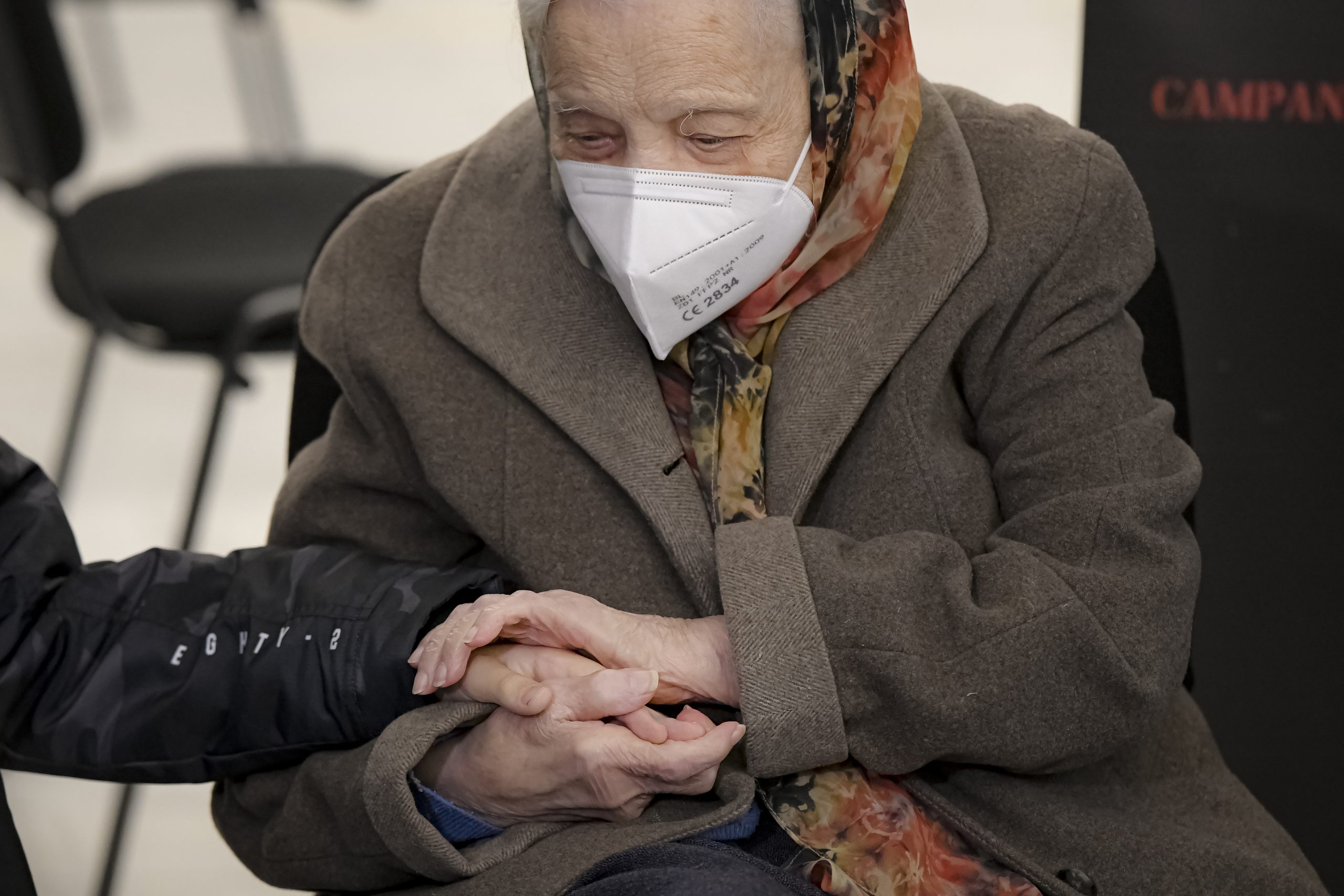 O femeie a furat vaccinul bătrânei pe care o îngrijea. Cum a păcălit personalul medical