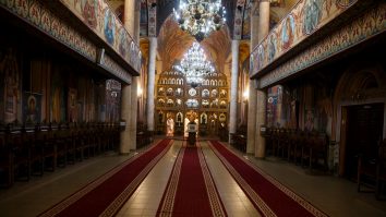 Biserică goală cu luminile aprinse.