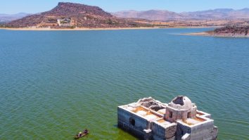 O biserică din secolul al XIX-lea „s-a ridicat” de sub apă după 40 de ani. FOTO