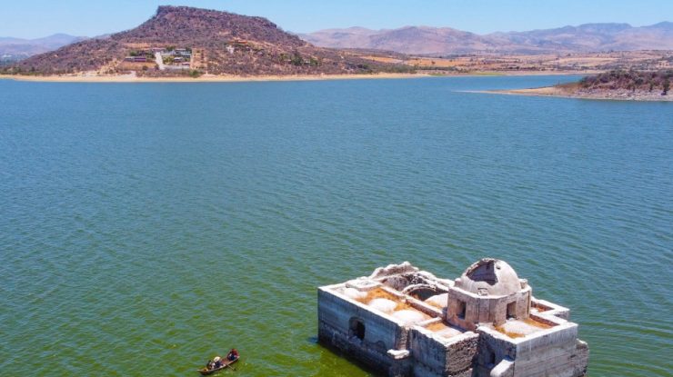 O biserică din secolul al XIX-lea „s-a ridicat” de sub apă după 40 de ani. FOTO