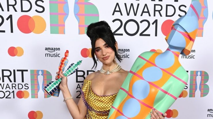 Dua Lipa a fost dată în judecată de paparazzi