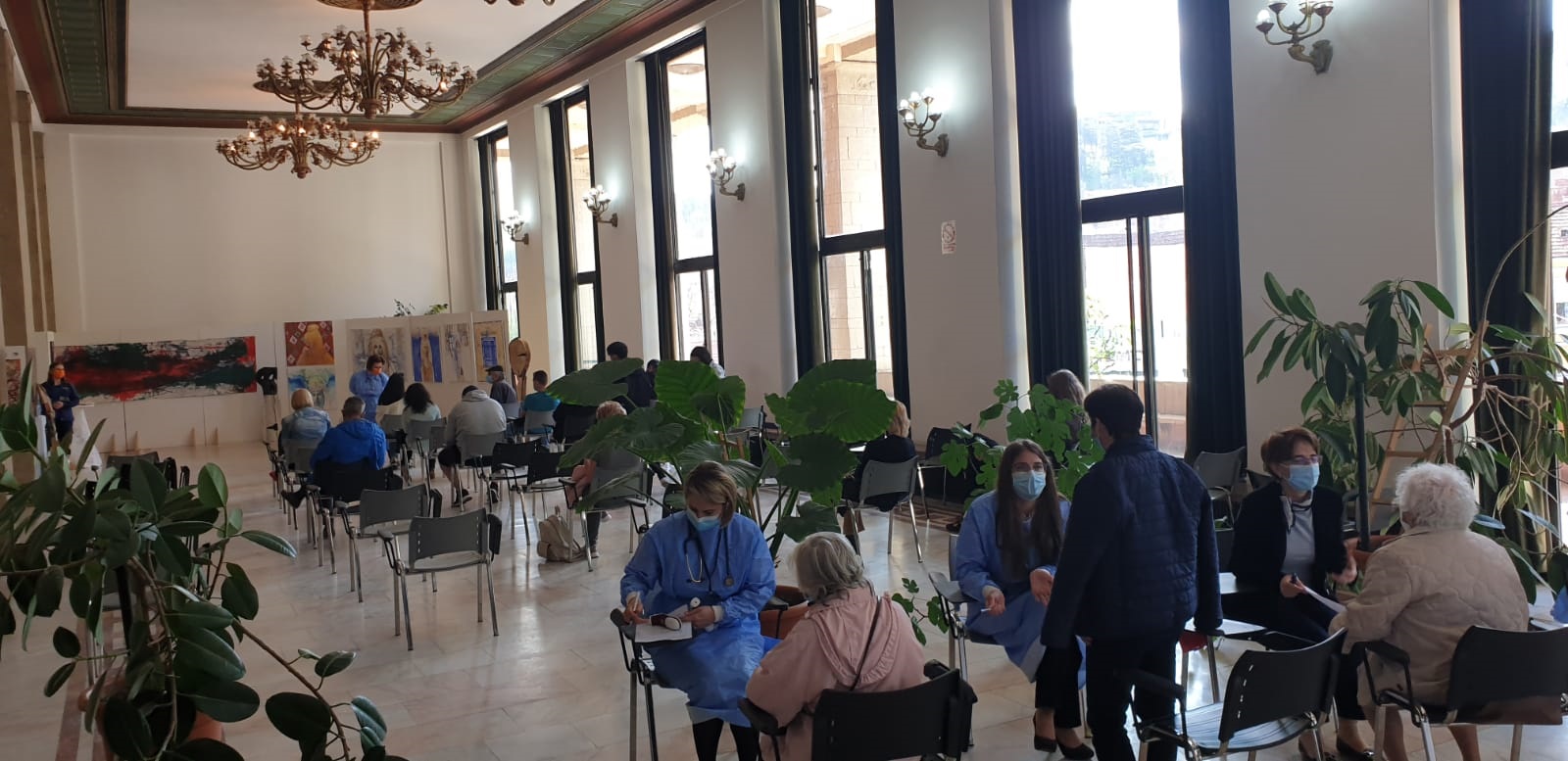 FOTO A început maratonul de vaccinare de la Brașov. Persoanele interesate se pot imuniza fără programare la Teatrul Sică Alexandrescu