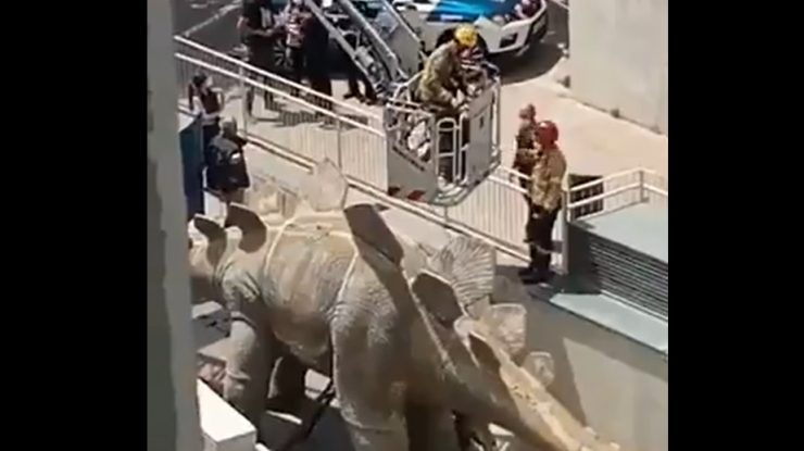 VIDEO. Cadavrul unui bărbat a fost găsit în statuia unui dinozaur. Cum ar fi ajuns acolo