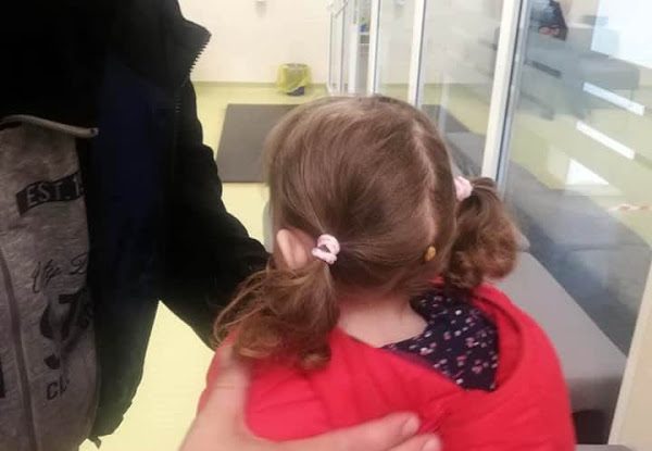 Căpușă uriașă prinsă pe scalpul unei copile, după ce s-a jucat prin parc. Părinții au dus-o de urgență la spital