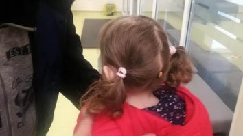 Căpușă uriașă prinsă pe scalpul unei copile, după ce s-a jucat prin parc. Părinții au dus-o de urgență la spital