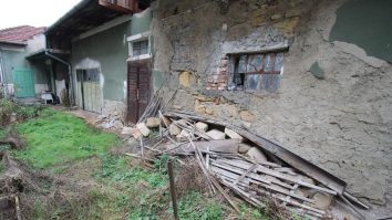 Casă în paragină, scoasă la vânzare pentru 700.000 de euro în Cluj. Pereții stau să cadă