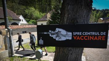 „The Guardian” scrie despre centrul de vaccinare de la Castelul Bran: „Vizitatorii sunt înțepați mai degrabă de ace, decât de colții contelui Dracula”