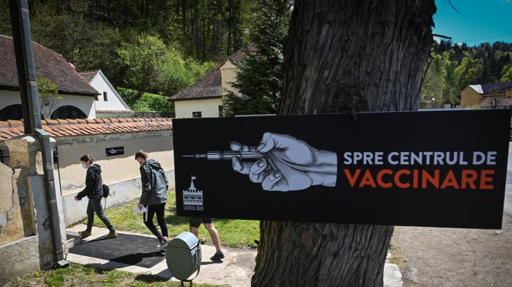 „The Guardian” scrie despre centrul de vaccinare de la Castelul Bran: „Vizitatorii sunt înțepați mai degrabă de ace, decât de colții contelui Dracula”