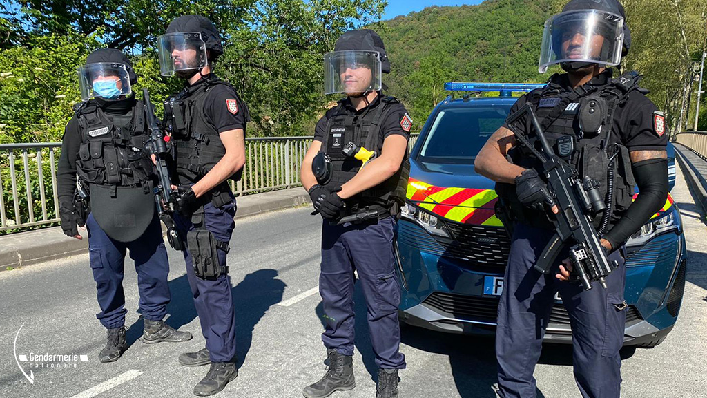 Mobilizare fără precedent în Franța: un fost militar înarmat este căutat după ce a tras cu arma în polițiști. Foto: Gendarmerie nationale