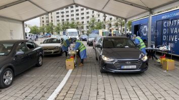 Pe motoare la imunizare. Centrul de vaccinare drive-thru din Piața Constituției,  un real succes
