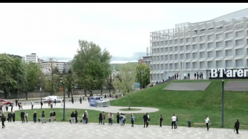 Aglomerație la centrul de vaccinare deschis non-stop în Cluj Napoca. „Vreau să mă imunizez pentru că urmează concerte”