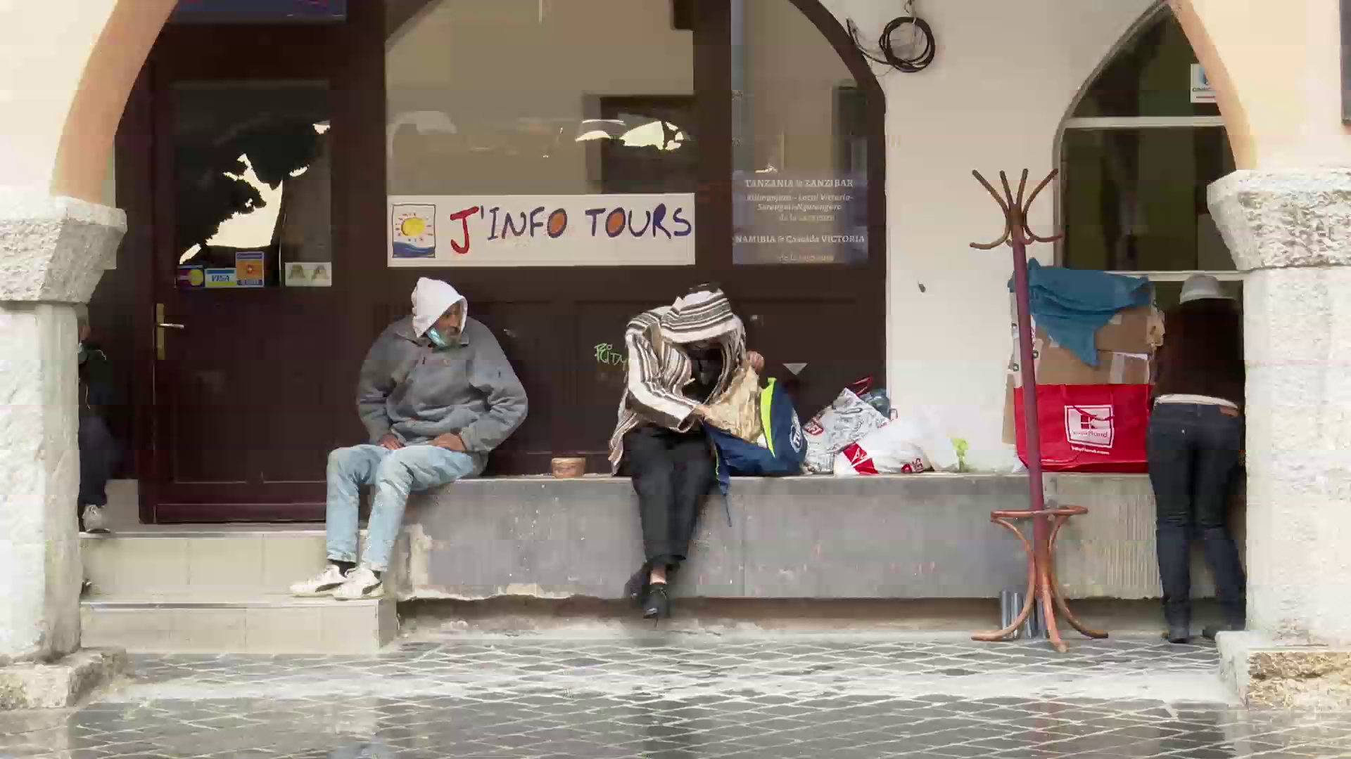 Cârciumarii din Brașov au declarat război cerșetoriei. „Banii ajung la capii unor rețele și e vorba de bani mulți”