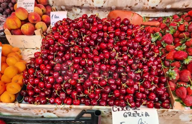 Cât costă un kilogram de cireşe. Comercianţii vând şi la bucată: 1 leu cireaşa