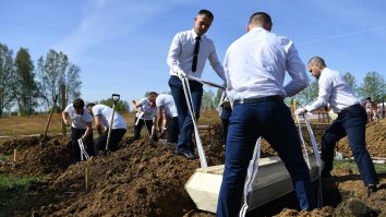 Țara care a organizat cel mai bizar concurs de anul acesta: Groparii s-au întrecut la săpat morminte în viteză