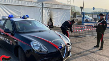 Italia: Doi anti-vaxxeri au fost arestați după incendierea unui centru de vaccinare