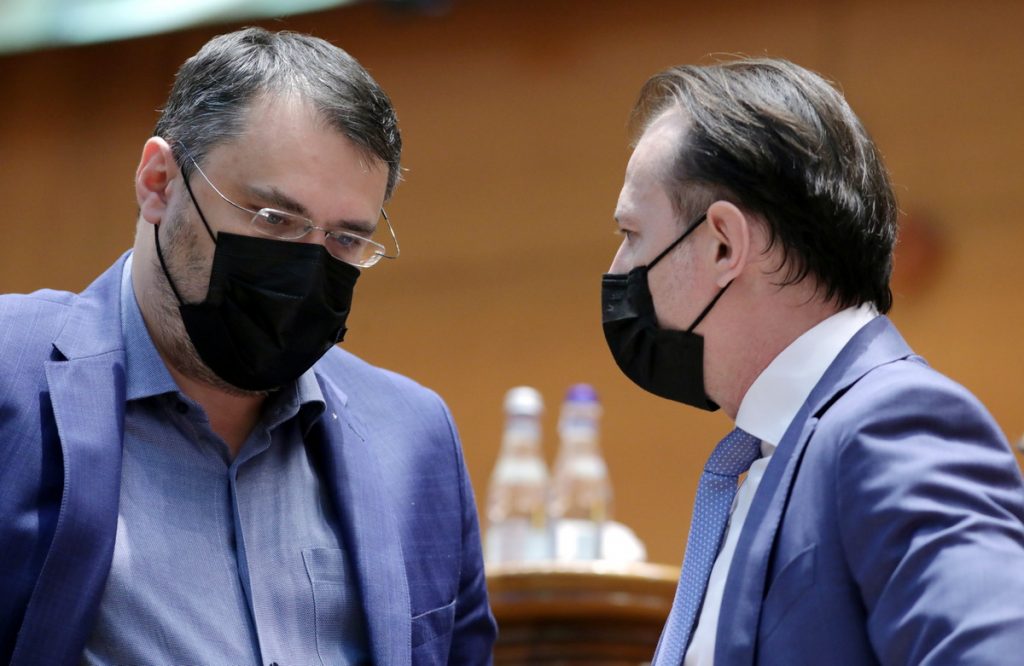 Cristian Ghinea și Florin Cîțu la prezentarea Planului Național de Redresare și Reziliență, în plenul Parlamentului.