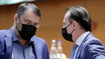 Cristian Ghinea și Florin Cîțu la prezentarea Planului Național de Redresare și Reziliență, în plenul Parlamentului.