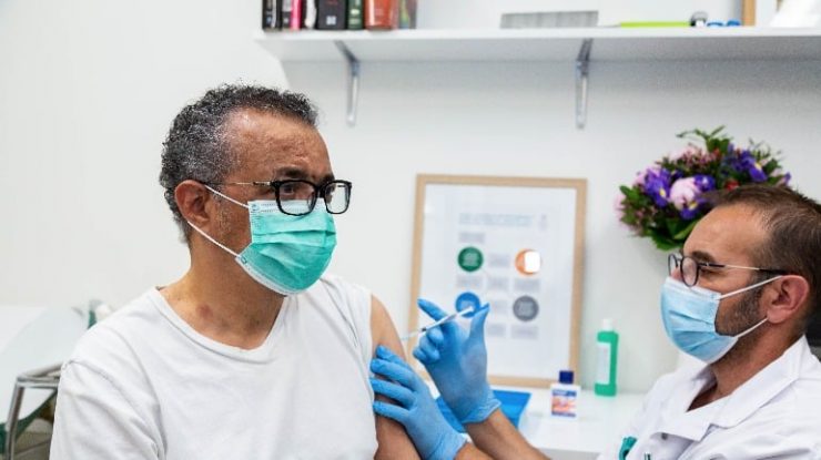 Directorul general al OMS s-a vaccinat împotriva Covid-19. FOTO