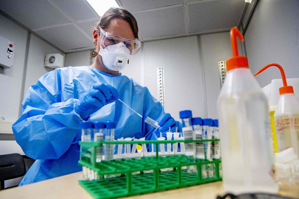Medic care se ocupă de testele de coronavirus în laborator.