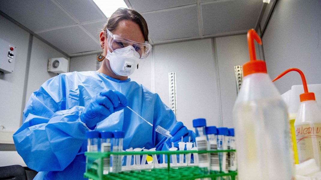 Medic care se ocupă de testele de coronavirus în laborator.