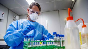 Medic care se ocupă de testele de coronavirus în laborator.