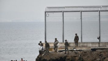 Criza migranților din exclava spaniolă Ceuta: Protestatarii au atacat mașina premierului Pedro Sanchez