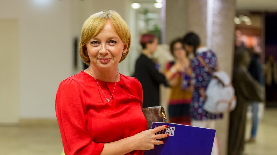 Emilia Șercan, cu o diplomă în mână