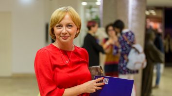 Emilia Șercan, cu o diplomă în mână