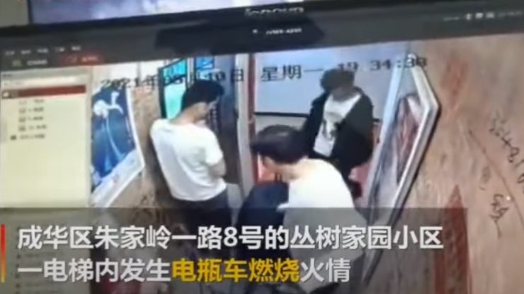 VIDEO. Momentul în care o bicicletă electrică explodează într-un lift. Cinci oameni au fost răniți