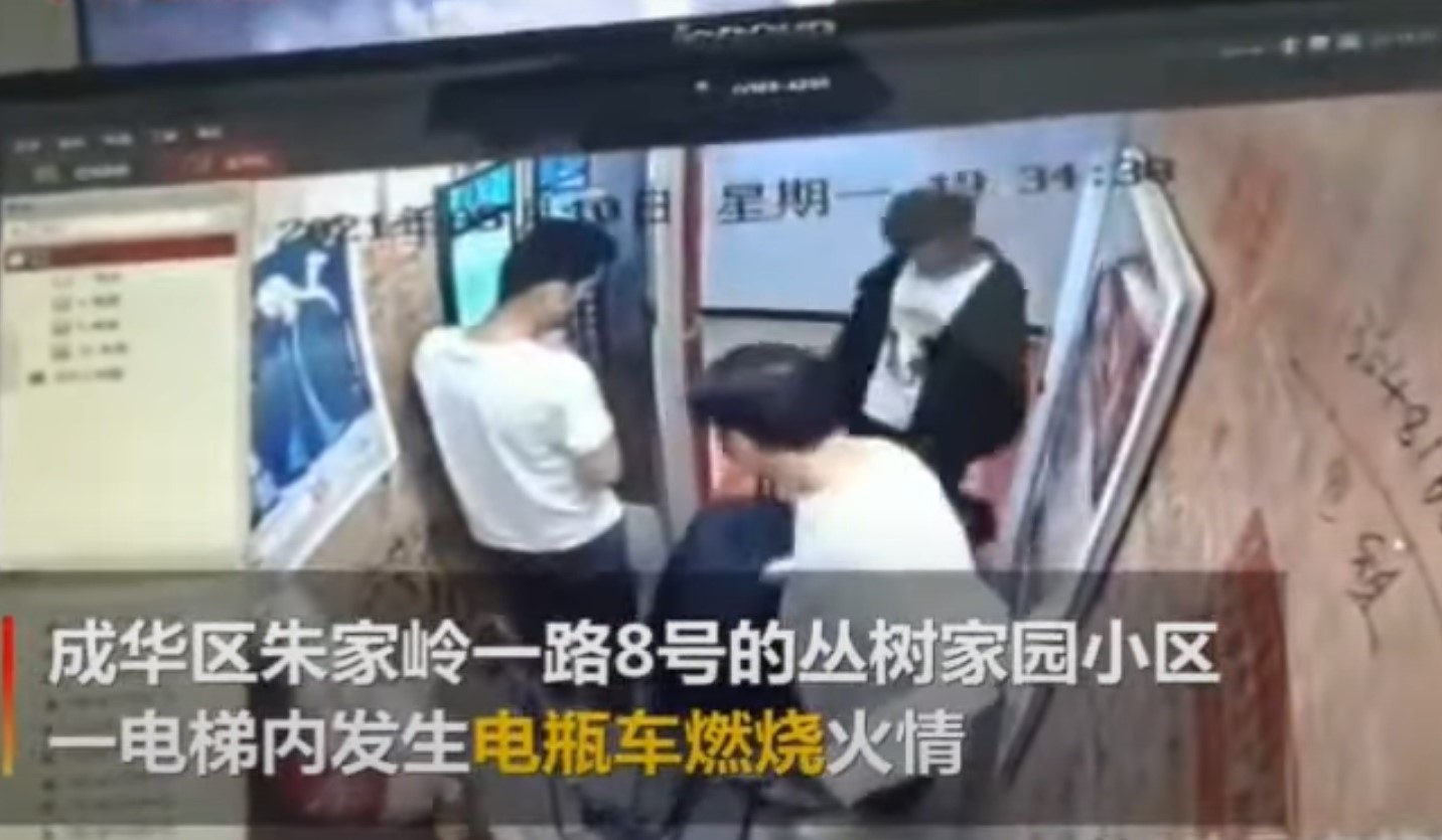 VIDEO. Momentul în care o bicicletă electrică explodează într-un lift. Cinci oameni au fost răniți