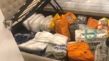 Polițiștii au confiscat cea mai mare sumă de bani din Marea Britanie, după ce au observat că un bărbat „se chinuia” să care niște genți pline